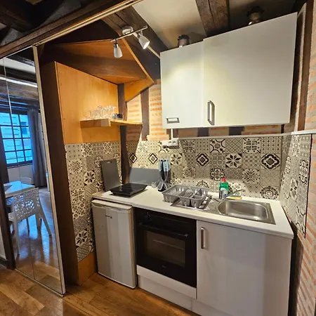 Nid Douillet Dans Vieux-tours * Tours